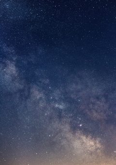 迷雾深处2026年院线悬疑大片竖版海报，深色调迷雾背景中一道光线穿透，营造紧张悬疑氛围